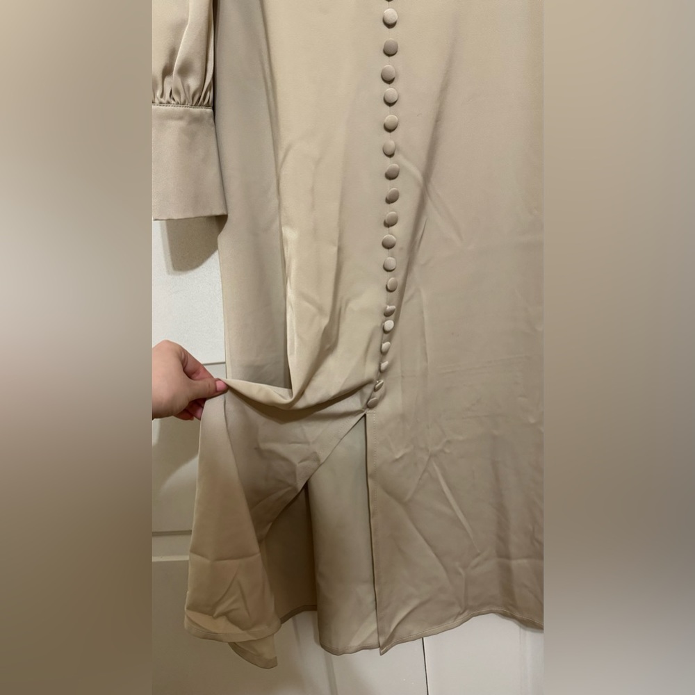 Lichi Designed in Frankfurt am Main Button-embellished midi dress - Picture 7 of 9